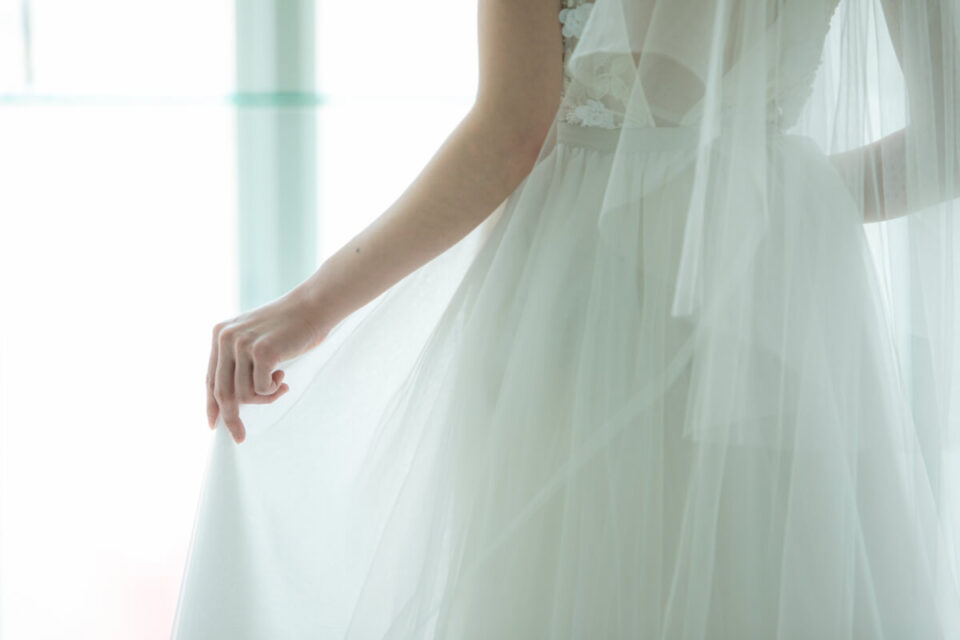 NAEEM KHAN(ナイームカーン)のウェディングドレスの裾をもつ花嫁さま/Dresses