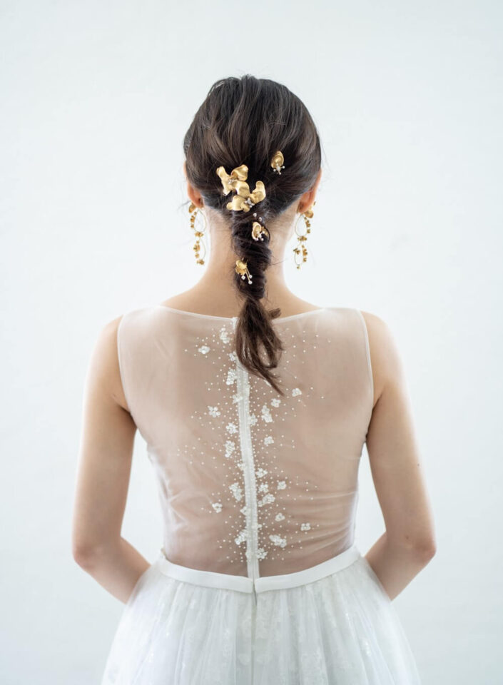 Fiore Biancaのフラワー刺繍とスパンコールのウェディングドレス