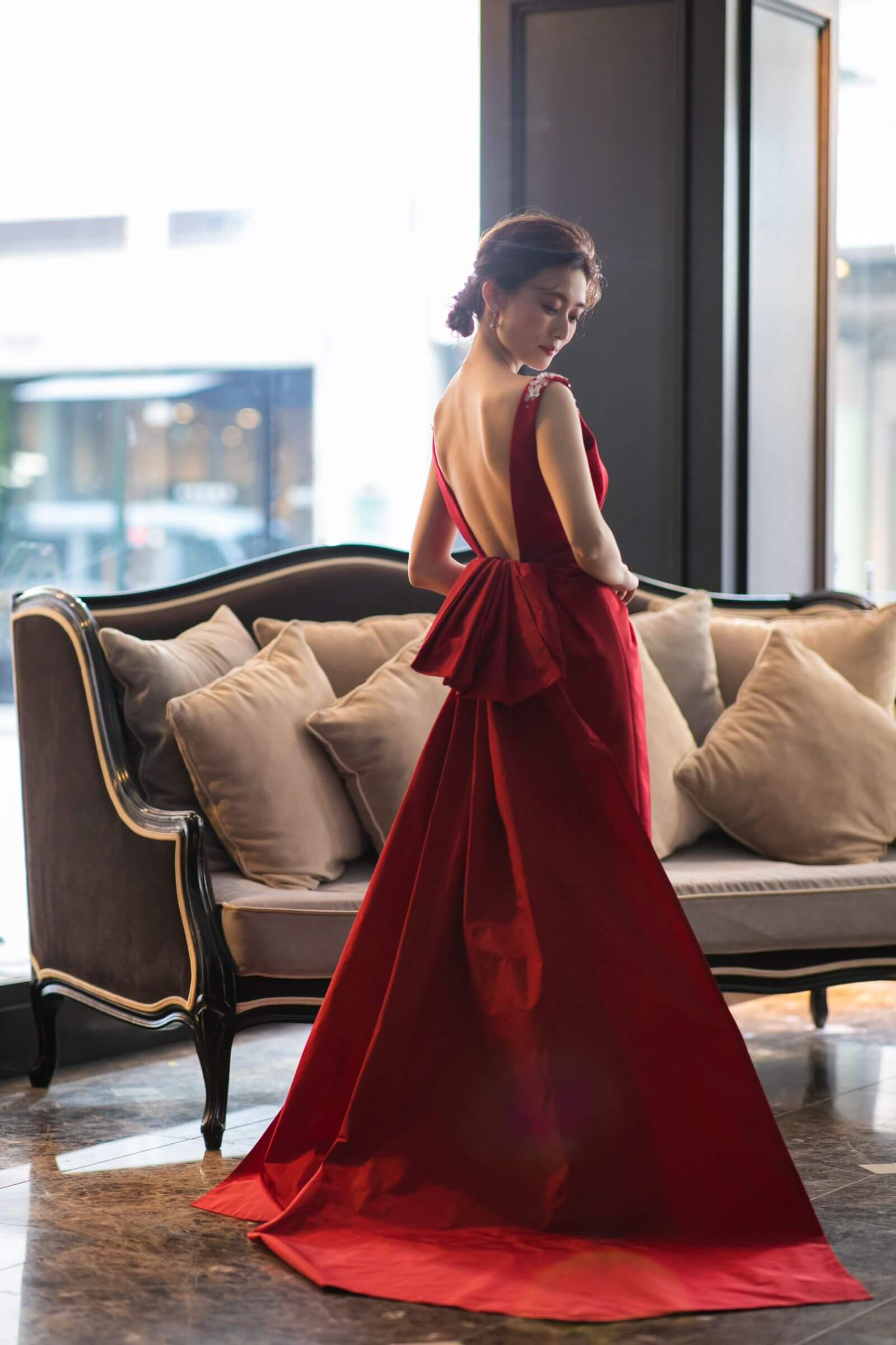 JUNO(ジュノ)オリジナルカラードレス“Henri” 艶やかな赤いドレスを 