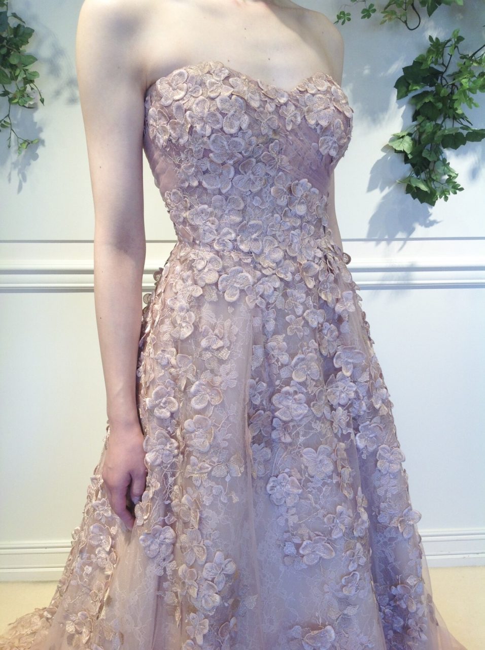 スモーキーピンクで上品な印象の、Yolan Cris(ヨーランクリス)のカラードレス