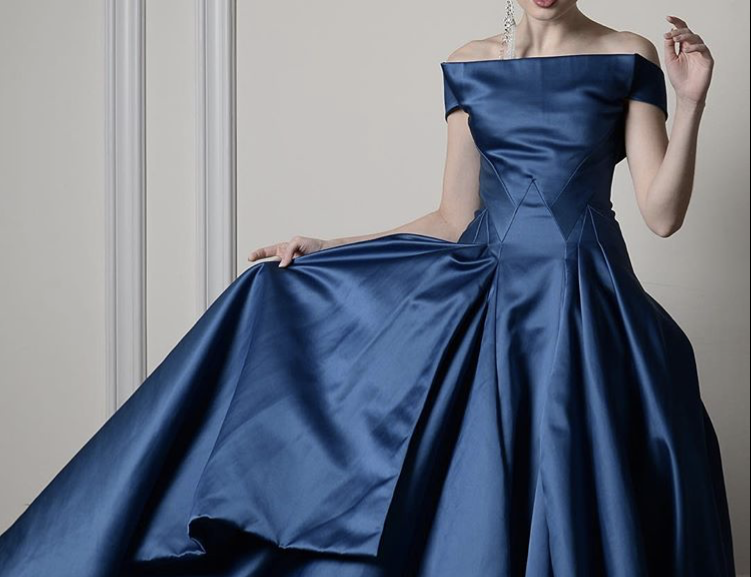 高貴なロイヤルブルーでカラードレスをコーディネート ドレッシーズ