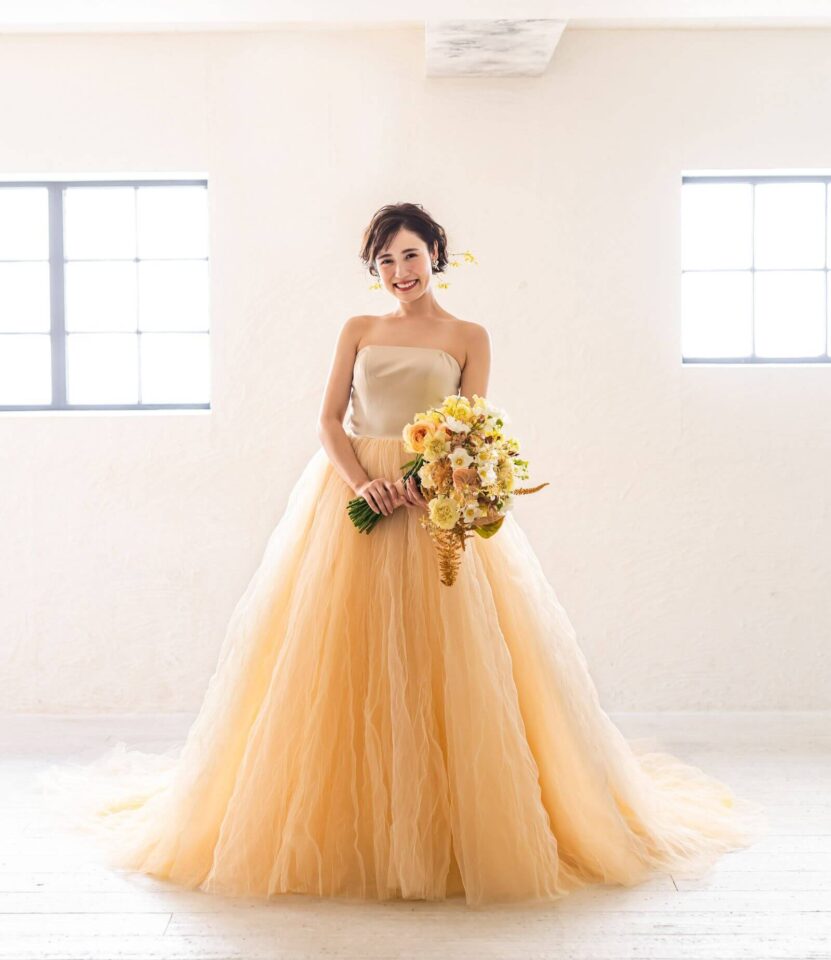 花嫁さまの繊細で優しい印象を引き出す、絶妙なニュアンスカラーと繊細で透明感のあるチュールのFioreBiancaオリジナルドレス