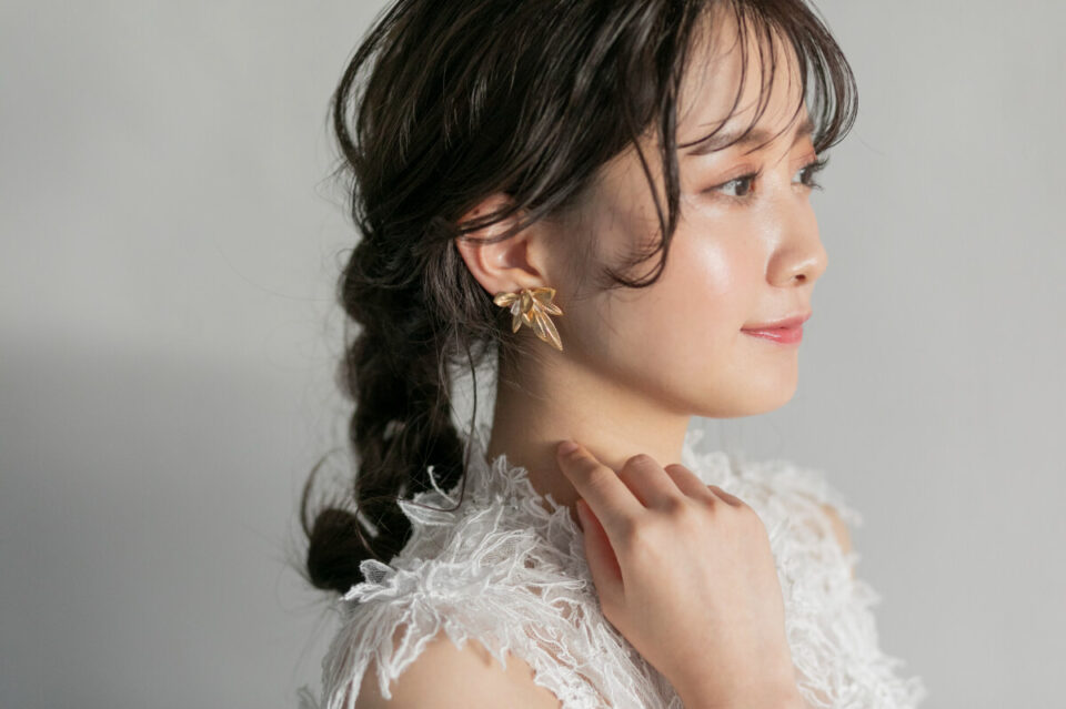 ダナハレルのウェディングドレスとゴールドのイヤリング　花嫁ヘアスタイル