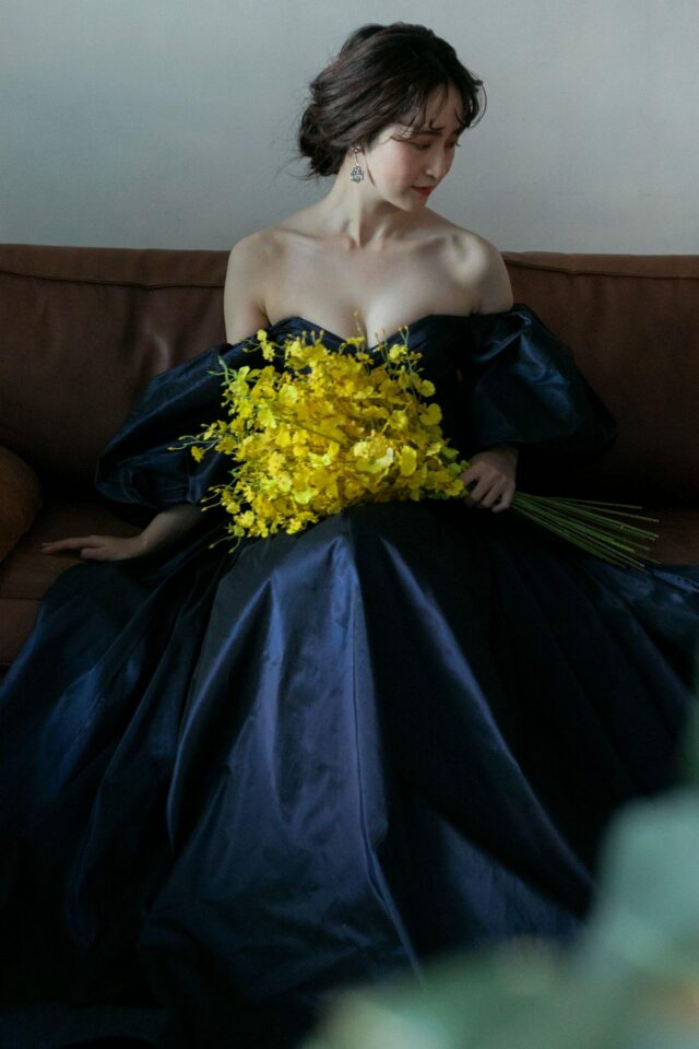 Francesca Miranda、ビックシルエットのバルーンスリーブが特徴の、エンパイアラインのネイビーカラードレス