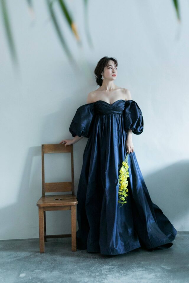 Francesca Miranda、ビックシルエットのバルーンスリーブが特徴の、エンパイアラインのネイビーカラードレス