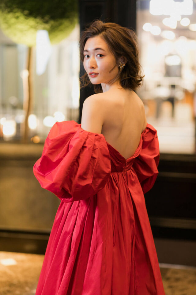 Francesca Mirandaの赤いパフスリーブドレス