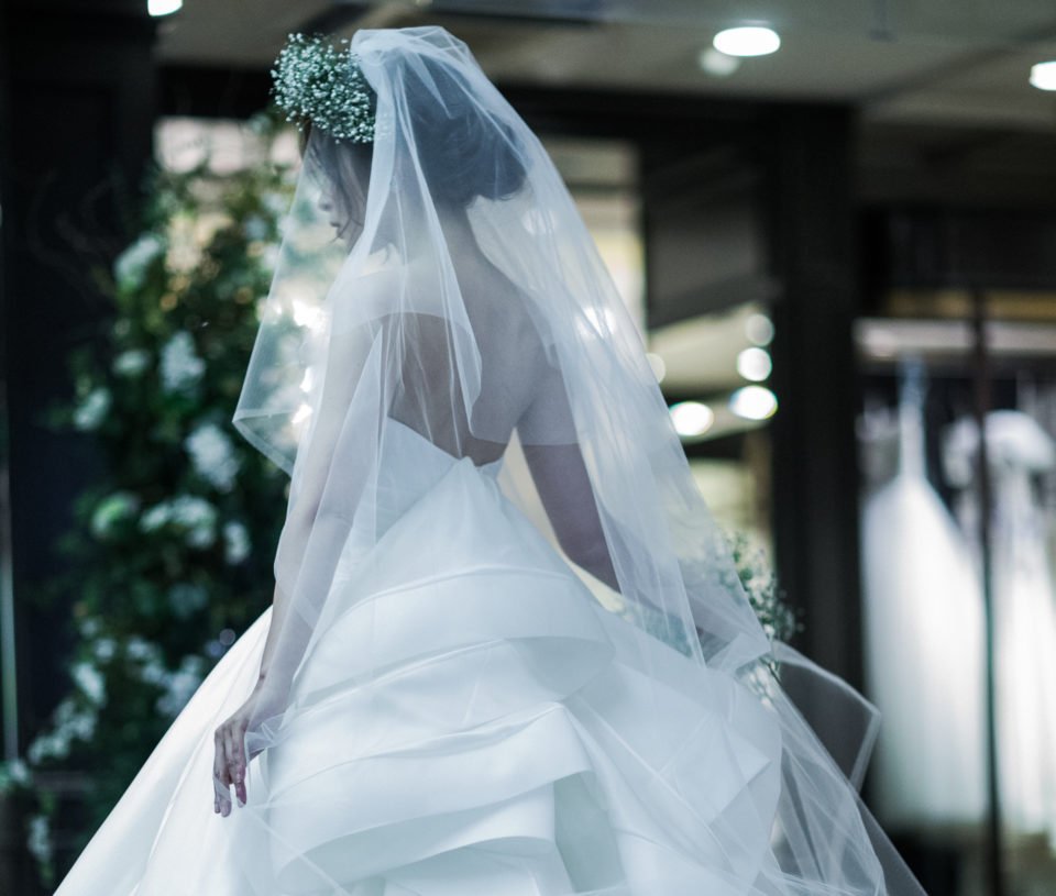 シルクのウェディングドレスを着たい方必見 種類とコーディネート | ドレッシーズ