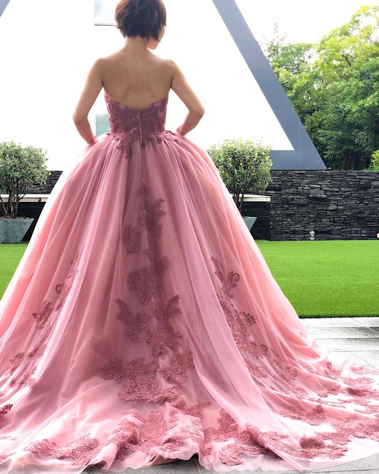 ピンクのフラワーモチーフドレス