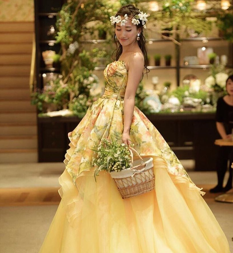 カラードレスをナチュラルに着こなしたい 花嫁さまの魅力を引き立てるカラードレス 花冠コーディネート ドレッシーズ