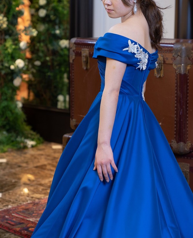気品漂うロイヤルブルーのカラードレス - ドレッシーズ