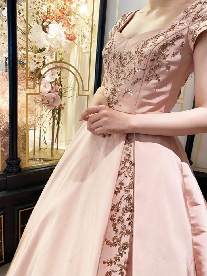 ケネスプールのピンクベージュドレス
