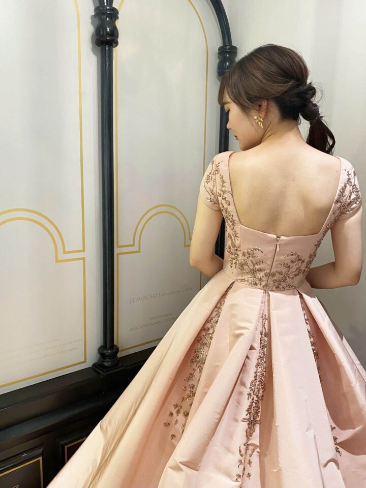 ケネスプールのピンクベージュドレス