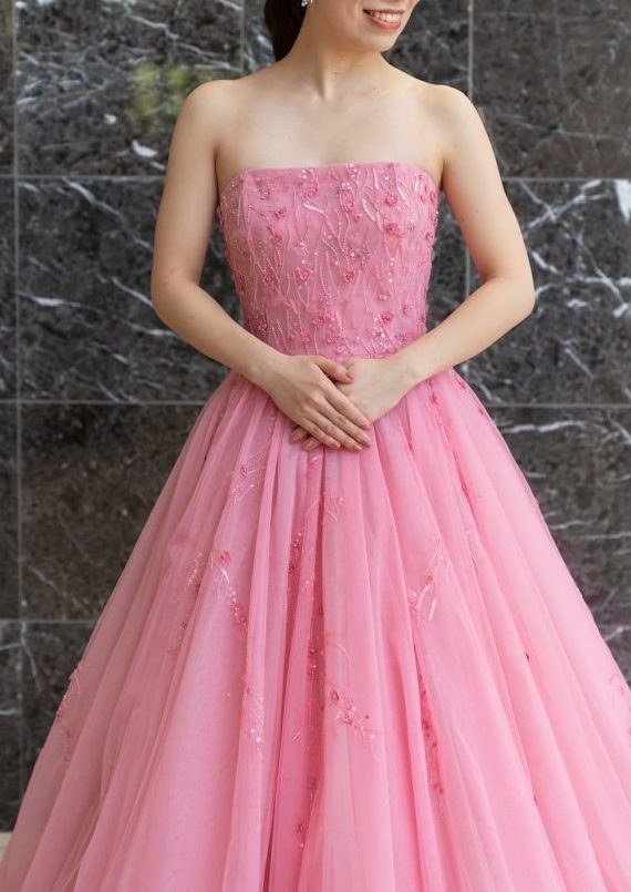 ケネスプールのピンクカラードレス
