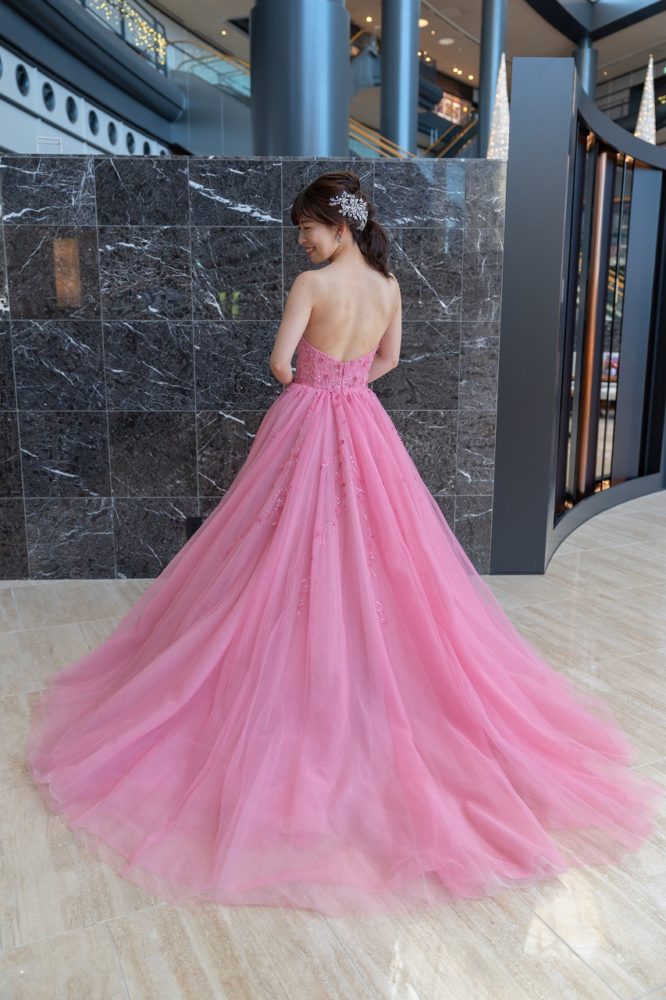 ケネスプールのピンクのカラードレス