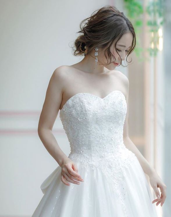 モダンな花嫁さまのために おしゃれなヘアスタイルと似合うウェディングドレス ドレッシーズ